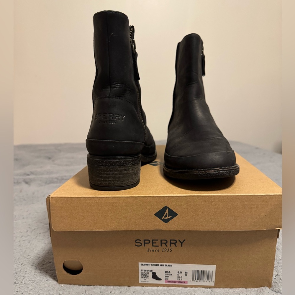 SPERRY waterproof boots in black leather.  Women’s size 8.5.  Worn once!
